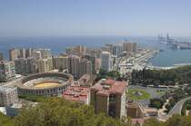 Blick auf Plaza de Toros La Malagueta und das Hafenviertel in Mlaga. Aufnahme: Juli 2014.