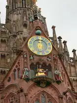 M�nnleinlaufen an der Frauenkirche am Hauptmarkt in N�rnberg am 12. November 2015.