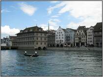 Z�rich am 22.07.2007 - Spaziergang entlang der Limmat. Rechts im Bild das Rathaus der Stadt.
