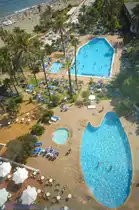 Die Pools von Hotel Best Triton in Benalm�dena vom Hotel aus gesehen. Aufnahme: Juli 2014.