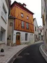 Saint-Florentin, Fachwerkhaus in der Rue du Puits (28.10.2015)