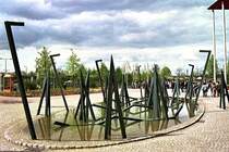 Die Brunnenanlage vor der Mlheimer Stadthalle wurde 1990 nach einem Entwurf von Robert Schad angelegt. Im Volksmund wird sie zuweilen despektierlich  Panzersperre  genannt (6. Mai 1992).