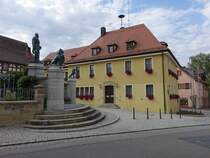 Heilsbronn, Rathaus am Kammereckerplatz, zweigeschossiger Walmdachbau in Ecklage, 18./19. Jahrhundert mit lterem Kern (02.08.2015)