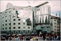 Das Haas-Haus in Wien wurde von Hans Hollein entworfen. Die Architektur war wegen der Nhe zum Stephansdom nicht unumstritten. Scan eines Dias aus dem Jahr 1991.