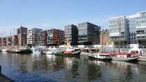 Hamburg am 3.5.2013: in der Hafencity am Sandtorhafen /
