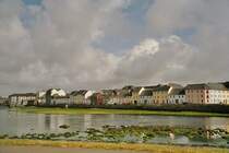 Blick �ber den hier in den Atlantik m�ndenden Fluss Corrib auf den Claddagh Quay von Galway