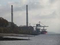 Kohlekraftwerk in Wedel an der Unterelbe am 12.11.2015 im Morgendunst  /