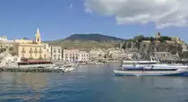 Dei Stadt Lipari auf der gleichnamigen Insel vom Boot aus gesehen. Aufnahme: Juli 2013.
