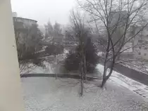 Blick aus meinem K�chenfenster in Richtung F�rstenstra�e 141 Chemnitz. Passend zur in 54 Minuten beginnenden Bergparade sch�ttelt Frau Holle ihre Betten aus.