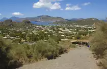 Blick auf dem Dorf Volcano auf der gleichnamigen Insel. Aufnahme: Juli 2013