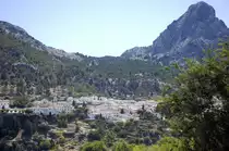 Grazalema am Fu� der Berge der Sierra del Binar. Grazalema ist eines der �wei�en D�rfer� Andalusiens; einer Reihe von D�rfern und Kleinst�dten die, meist auf ph�nizische und r�mische Siedlungen zur�ckgehend, von den Mauren ausgebaut wurden. Aufnahme: Juli 2014.