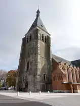 Gien, St. Jeanne d´Arc Kirche, nach Zerst�rung 1940 Wiederaufbau bis 1954, Kirchturm von 1495 (29.10.2015)