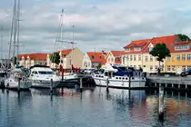 Der Hafen von F�borg. Da meine Digicam Versagte, wurde das Foto mit einer Pentacon Pentina fm von 1964 aufgenommen. Belichtungszeit 1/60, Blende 16. F�borg, 21.06.2015
