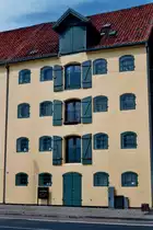 Ein Speicher am Hafen von F�borg. Da meine Digicam Versagte, wurde das Foto mit einer Pentacon Pentina fm von 1964 aufgenommen. Belichtungszeit 1/60, Blende 16. F�borg, 21.06.2015