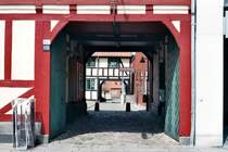 Blick durch ein typisch dnisches Fachwerkhaus in einem Hinterhof von Fborg. Das Foto wurde mit einer Pentacon Pentina fm von 1964 aufgenommen. Belichtungszeit 1/60, Blende 16. Fborg, 21.06.2015