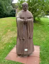 Bad Herrenalb, der M�nch in Sandstein, steht im ehemaligen Klosterbereich, Aug.2015