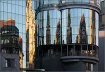 . Stadtspiegel -

Verzerrt spiegeln sich die Nachbarh�user und der Stephansdom in Haas Haus von Hans Hollein in der Altstadt von Wien.

02.06.2015 (M)