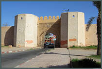 Das Bab er Raha ist eines der 19 Stadttore zur Medina von Marrakesch. Es befindet sich im Westen der Stadt und wird von zwei Wachtrmen flankiert. (17.11.2015)