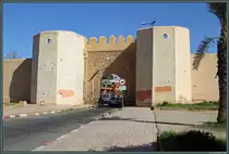 Das Bab er Raha ist eines der 19 Stadttore zur Medina von Marrakesch. Es befindet sich im Westen der Stadt und wird von zwei Wacht�rmen flankiert. (17.11.2015)