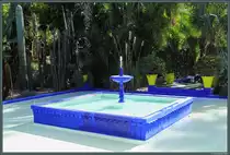 Ein ganz in Blau und Wei� gehaltener Springbrunnen im Jardin Majorelle. (Marrakesch, 18.11.2015)