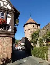 D�rrenbach, die Hauptstra�e mit der Wehrmauer f�r Kirche und Friedhof, Sept.2015