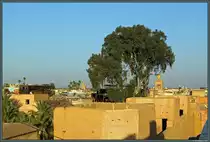 Von einem Turm des El-Badi-Palastes hat man einen sch�nen Blick �ber die D�cher von Marrakesch. Richtung Osten schlie�en sich die Stadtmauer und der Place des Ferblantiers an den El-Badi-Palast an. (Marrakesch, 18.11.2015)