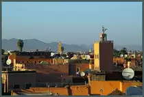 Blick �ber die D�cher der Medina von Marrakesch auf mehrere Minarette. Die marokkanischen Minarette �hneln sich meist in ihrer Bauform, da sie sich an der Kutubiya-Moschee orientieren. (Marrakesch, 18.11.2015)