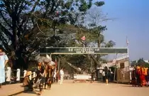 Mae Sai - Die Grenz�bergang zwischen Myanmar und Thailand von der thail�ndischen Seite aufgenommen. Aufnahme: Februar 1989 (Bild vom Dia).