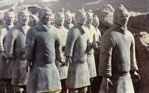 Das Mausoleum Qn Shǐhungds ist eine frhchinesische Grabanlage aus dem Jahre 210 v. Chr., welche fr den ersten chinesischen Kaiser Qn Shǐhungd erbaut wurde. Es ist eine der grten Grabbauten weltweit und ebenso bekannt fr seine Soldatenfiguren, die Terrakotta-Armee. Das Mausoleum befindet sich etwa 36 Kilometer nordstlich von Xi’an in Zentralchina.
Aufnahme: Mai 1989. (Bild vom Dia).