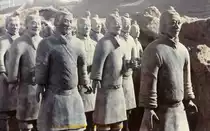 Das Mausoleum Q�n Shǐhu�ngd�s ist eine fr�hchinesische Grabanlage aus dem Jahre 210 v. Chr., welche f�r den ersten chinesischen Kaiser Q�n Shǐhu�ngd� erbaut wurde. Es ist eine der gr��ten Grabbauten weltweit und ebenso bekannt f�r seine Soldatenfiguren, die Terrakotta-Armee. Das Mausoleum befindet sich etwa 36 Kilometer nord�stlich von Xi’an in Zentralchina.
Aufnahme: Mai 1989. (Bild vom Dia).