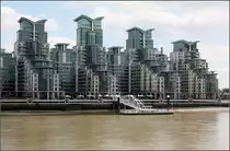 . Baus�nde an der Themse -

Apartmentgeb�ude Saint George Wharf an der s�dlich der Vauxhall Bridge. Der Komplex wurde Architects' Journal als the 'Worst building in the world' ausgezeichnet.

27.06.2015 (M)