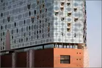 . Ungew�hnliche Glasfassade -

Die Glasfassade der Hamburg Elbphilharmonie hat unterschiedlich gew�lbte Scheiben.

10.10.2015 (M)