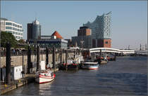 . Ein neues Wahrzeichen fr Hamburg -

2016/17 soll es so weit sein. Das markante Konzert-/ Hotel- und Wohnhaus der Basler Architekten Herzog & de Meuron geht der Fertigstellung entgegen.

10.10.2015 (M)