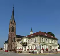 Neudorf (Village-Neuf), die Kirche St.Nikolaus mit 60m hohem Turm, davor das Schulgeb�ude, Aug.2015