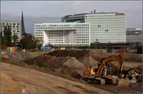 . An der Hafencity wird weitergebaut -

Das Spiegel-Geb�ude steht mittlerweile schon einige Jahre w�hrend im Baufeld 77 die Aushubarbeiten begonnen haben.

Hamburg, 10.10.2015 (M)