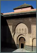Die Medersa Ben Youssef ist eine der bekanntesten Sehensw�rdigkeiten Marrakeschs. Die Koranschule geh�rt zu den �ltesten Geb�uden der Stadt und ist im Innenhof reich verziert. Die Gestaltung mit Kachelungen, Stuckelementen und Zedernholzschnitzereien ist ein Musterbeispiel der maurischen Architektur. (Marrakesch, 20.11.2015)
