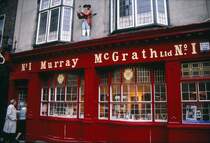 Die Fassade vom Optiker Murray McGrath Ltd, Duke Street 2 in Dublin. Aufnahme: Juni 1991 (Bild vom Dia).