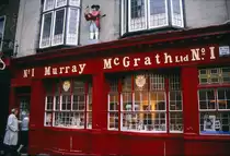 Die Fassade vom Optiker Murray McGrath Ltd, Duke Street 2 in Dublin. Aufnahme: Juni 1991 (Bild vom Dia).