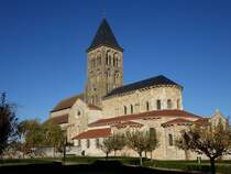 Saint-Menoux, Kirche St. Menoux, erbaut im 11. Jahrhundert als Kirche eines Benediktinerklosters (31.10.2015)
