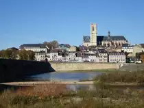 Nevers, Loirebr�cke und Kathedrale St. Cyr (31.10.2015)