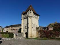 Nevers, Porte du Croux aus dem 14. Jahrhundert mit Musee archeologique du Nivermais (31.10.2015)