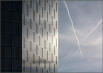 . Das Hochhaus und die Kondenstreifen -

Festo-Hochhaus in Esslingen-Zollberg. Je nach Sonnenrichtung wirken die Glasflchen anders.

12.12.2015 (M)