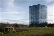 . Gl�sernes B�rohaus oberhalb von Esslingen -

An der Talkante �ber dem Esslinger Neckartal wurde 2015 ein v�llig verglastes B�rohochhaus der Firma Festo fertiggestellt. 

12.12.2015 (M)