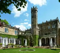 Dresden - Der Innenhof von Schlo� Eckberg, eines der 3 Elbschl�sser, erbaut 1859-1861 f�r einen englischen Kaufmann. Heute Hotel in herrlicher Parklandschaft mit Blick �ber die Elbe auf Dresden.
Aufgenommen im Mai 2013.
