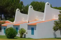 Ferienh�user in Alvor an der Algarve. Aufnahme: Juli 2010.