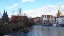Brcke ber die Trave mit Holstentor im Schatten und die Trme der Marienkirche in der Sonne (Lbeck, 30.12.2012)