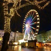 Auch nach Weihnachten gibt es noch Weihnachtsmrkte in Lbeck - am Rathaus und hier auf dem Platz gegenber dem Heilig-Geist-Spital  (30.12.2012)