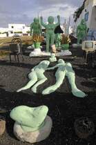 Am Ortsausgang von Teguise auf Lanzarote scheint man sich auf dem Friedhof der Kuscheltiere zu befinden. Schrill und ausgeflippt wirkt das vom Knstler als Museo Mara Mao betitelte Kuriosittenkabinett. Aufnahme: Mai 2011.