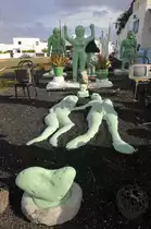 Am Ortsausgang von Teguise auf Lanzarote scheint man sich auf dem Friedhof der Kuscheltiere zu befinden. Schrill und ausgeflippt wirkt das vom K�nstler als �Museo Mara Mao� betitelte Kuriosit�tenkabinett. Aufnahme: Mai 2011.