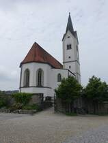 Grattersdorf, katholische Pfarrkirche St. gidius, sptgotischer Saalbau mit eingezogener Vierung und Nordturm, erbaut von 1536 bis 1539 von Veit von Puchberg 
(25.05.2015)